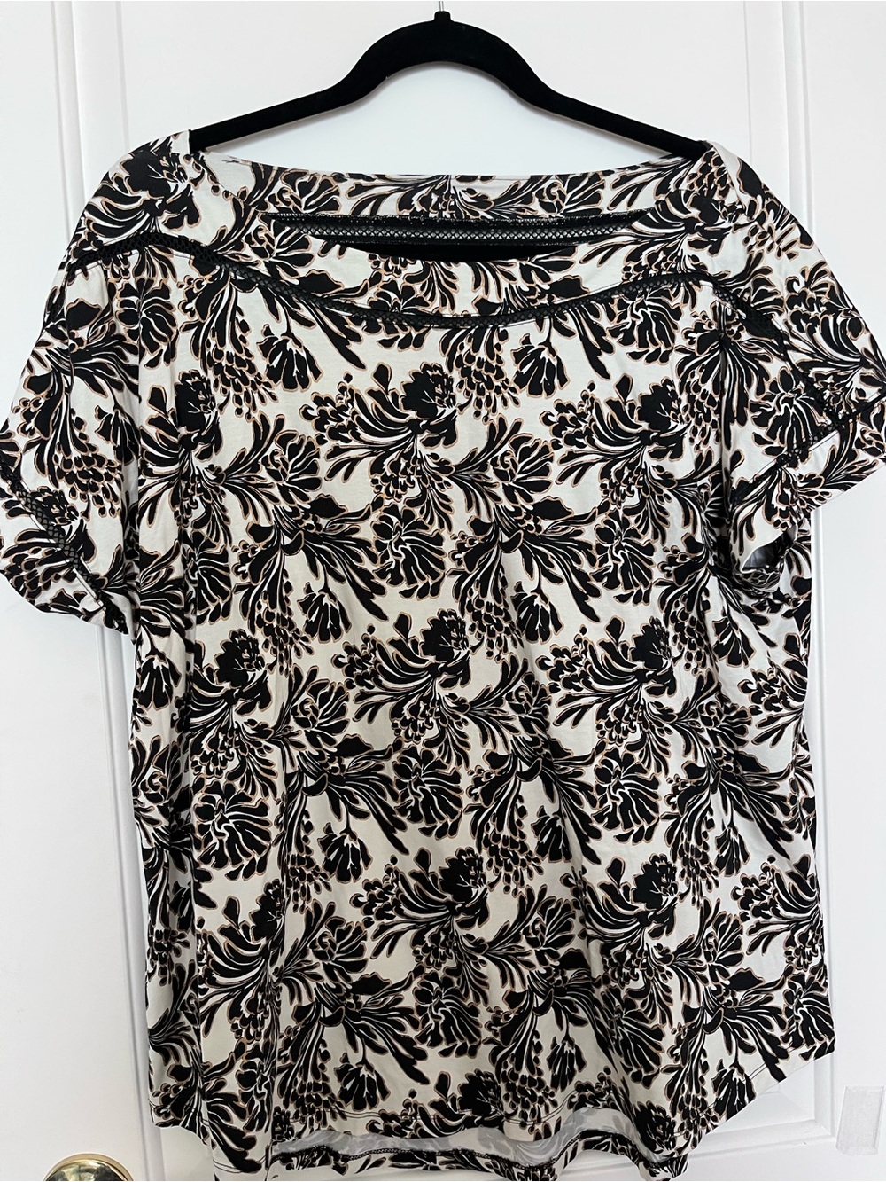 Lane Bryant Black and Cream Floral Short-Sleeve Top with inset trim size 14/16